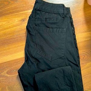 Blue notes black jeggings.